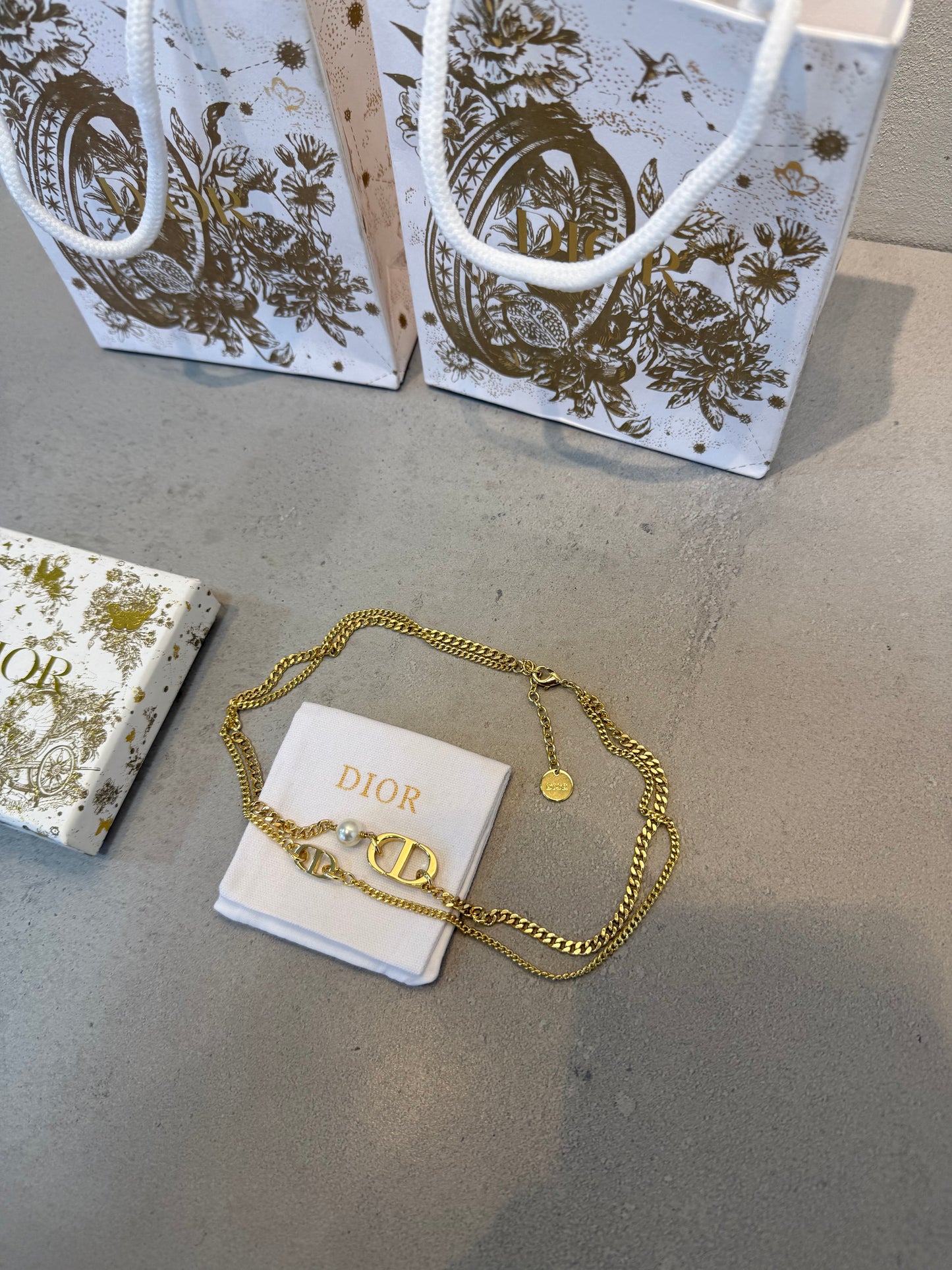 Collar CD dorado y perla -5042