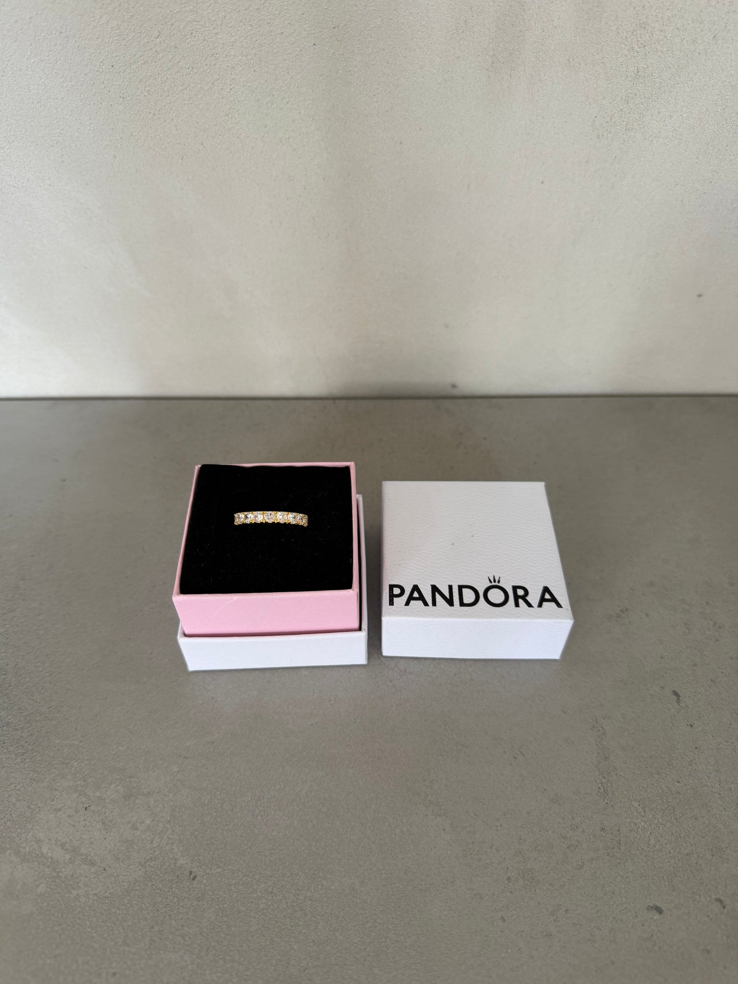 Anillo PAND dorado con zirconias grueso -5256