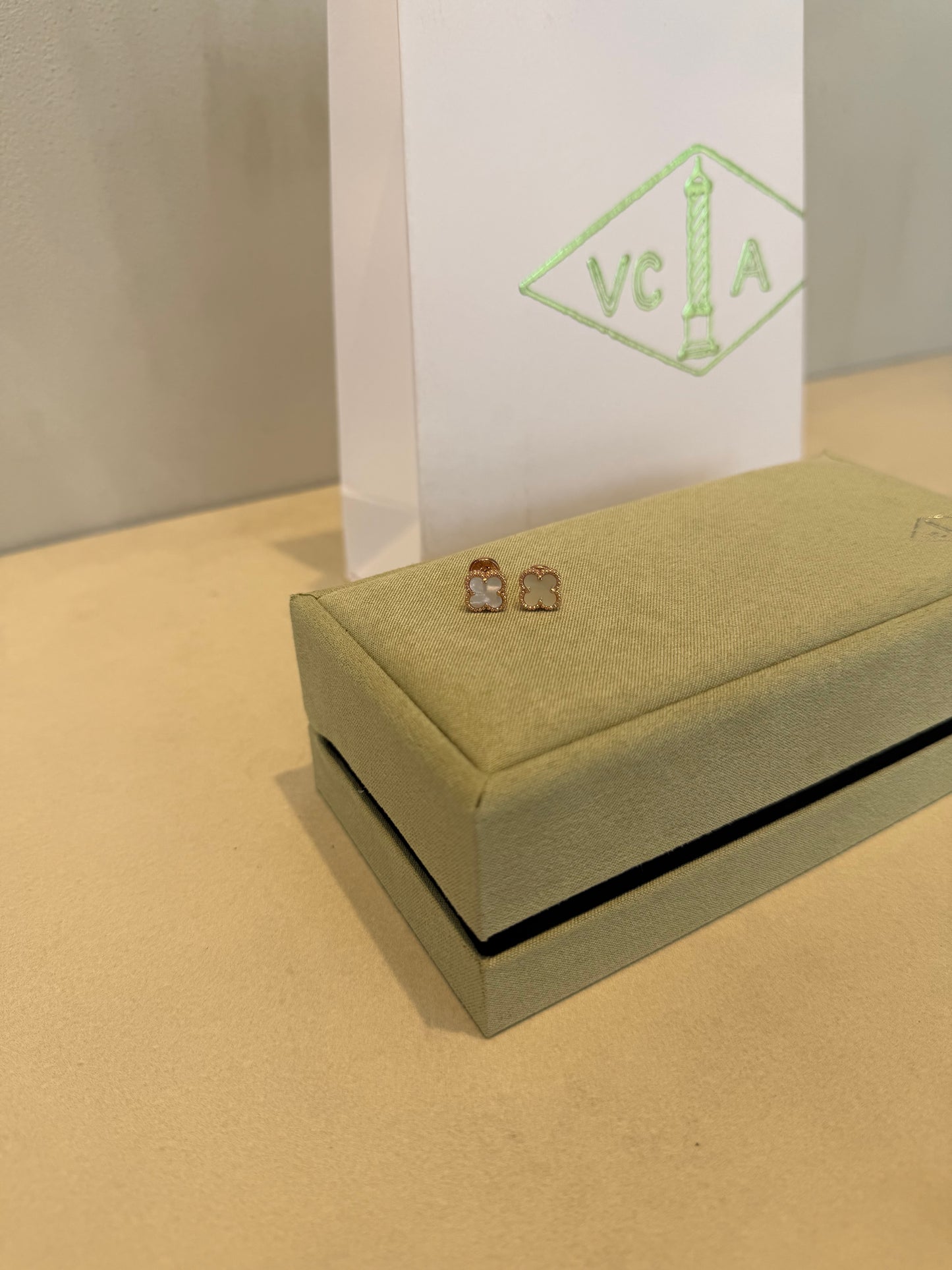 Aretes VCA blanco -rosa pequeño