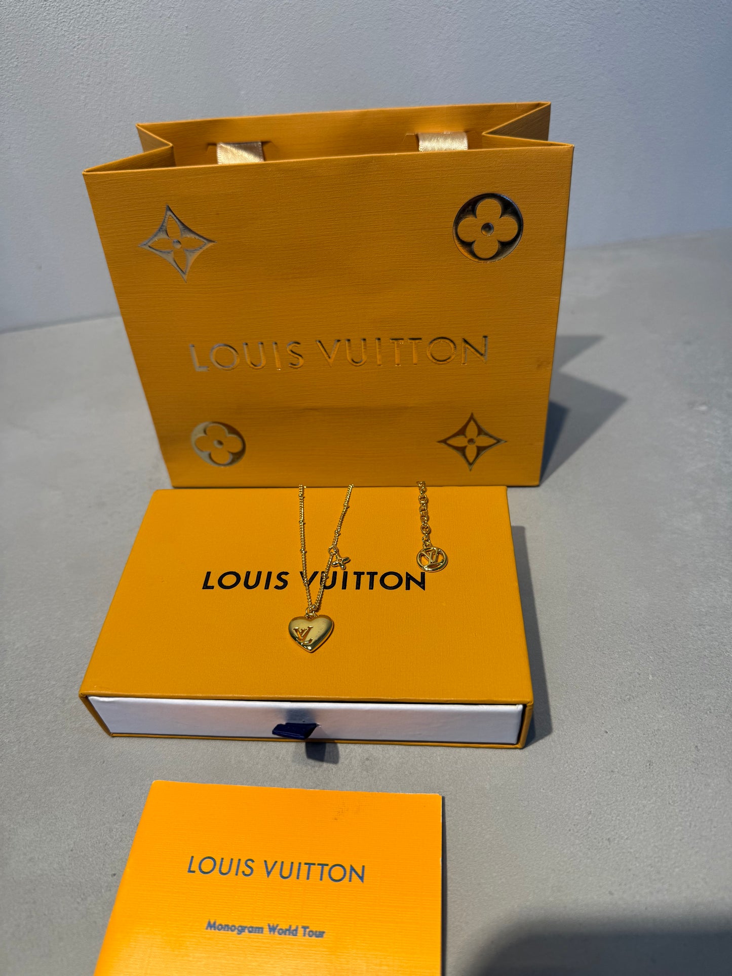 Collar LV corazón dorado- 5581