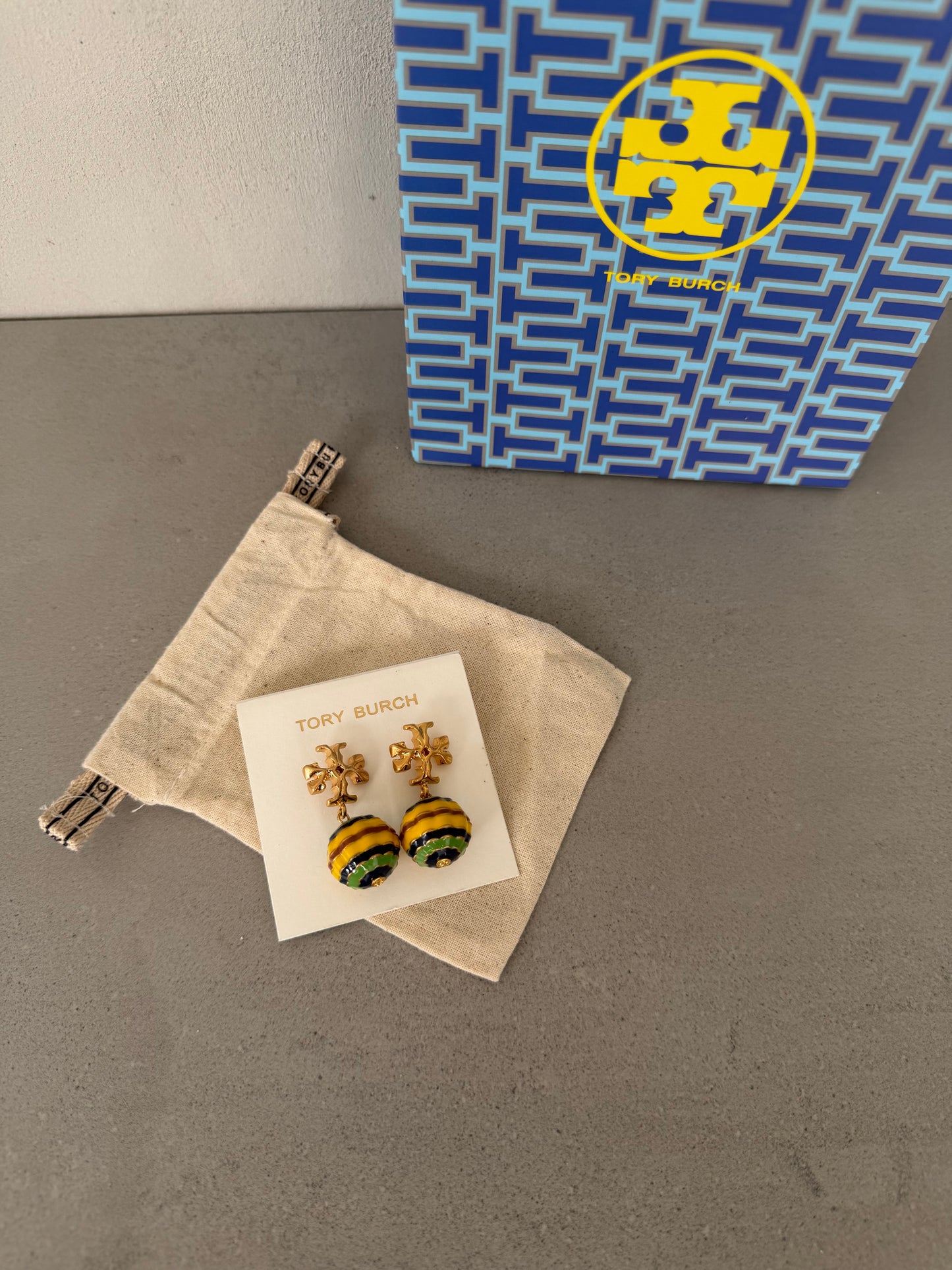 Aretes TB dorados con colgante esférico de colores