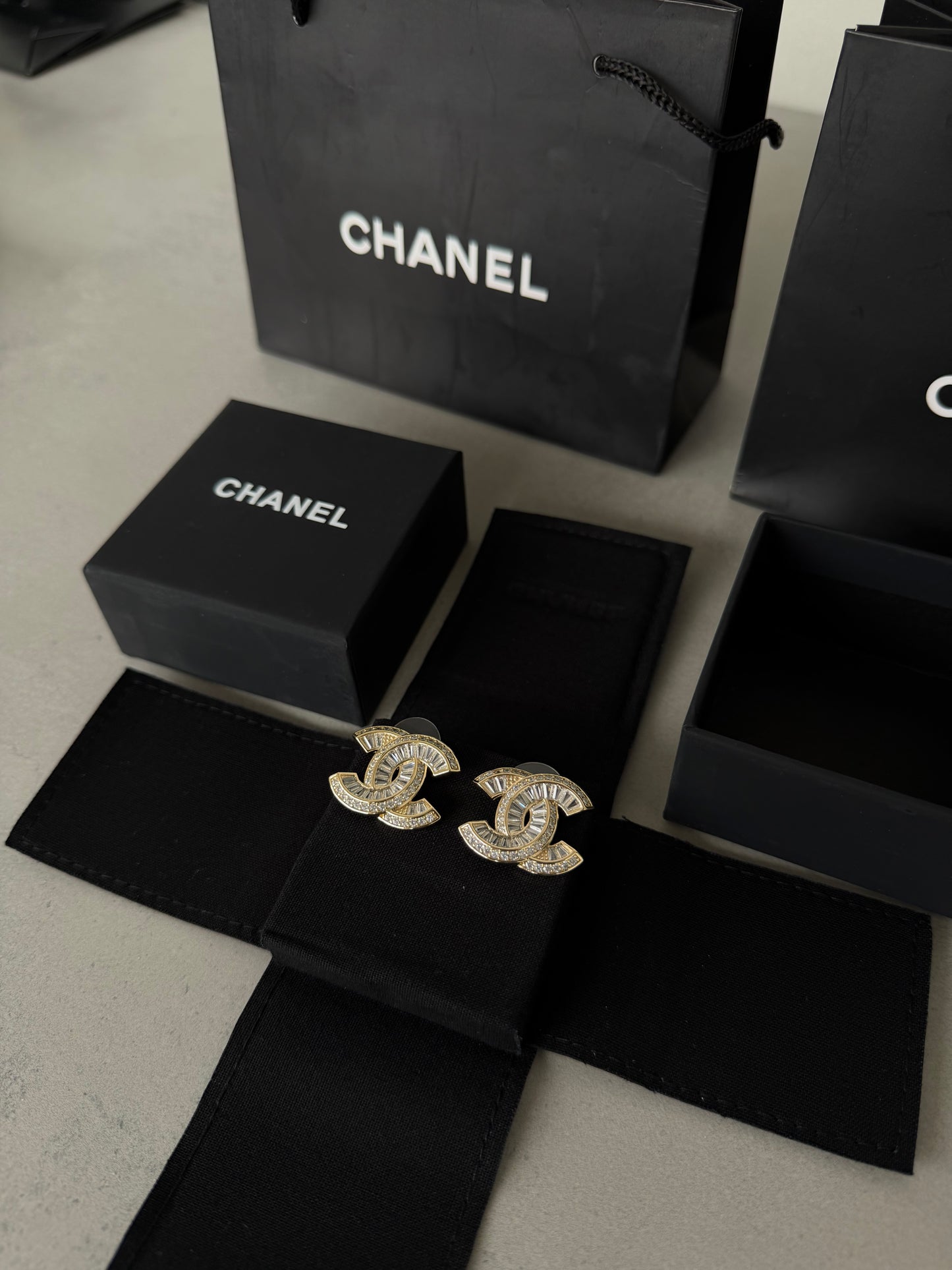 Aretes CC Logo con diamantes