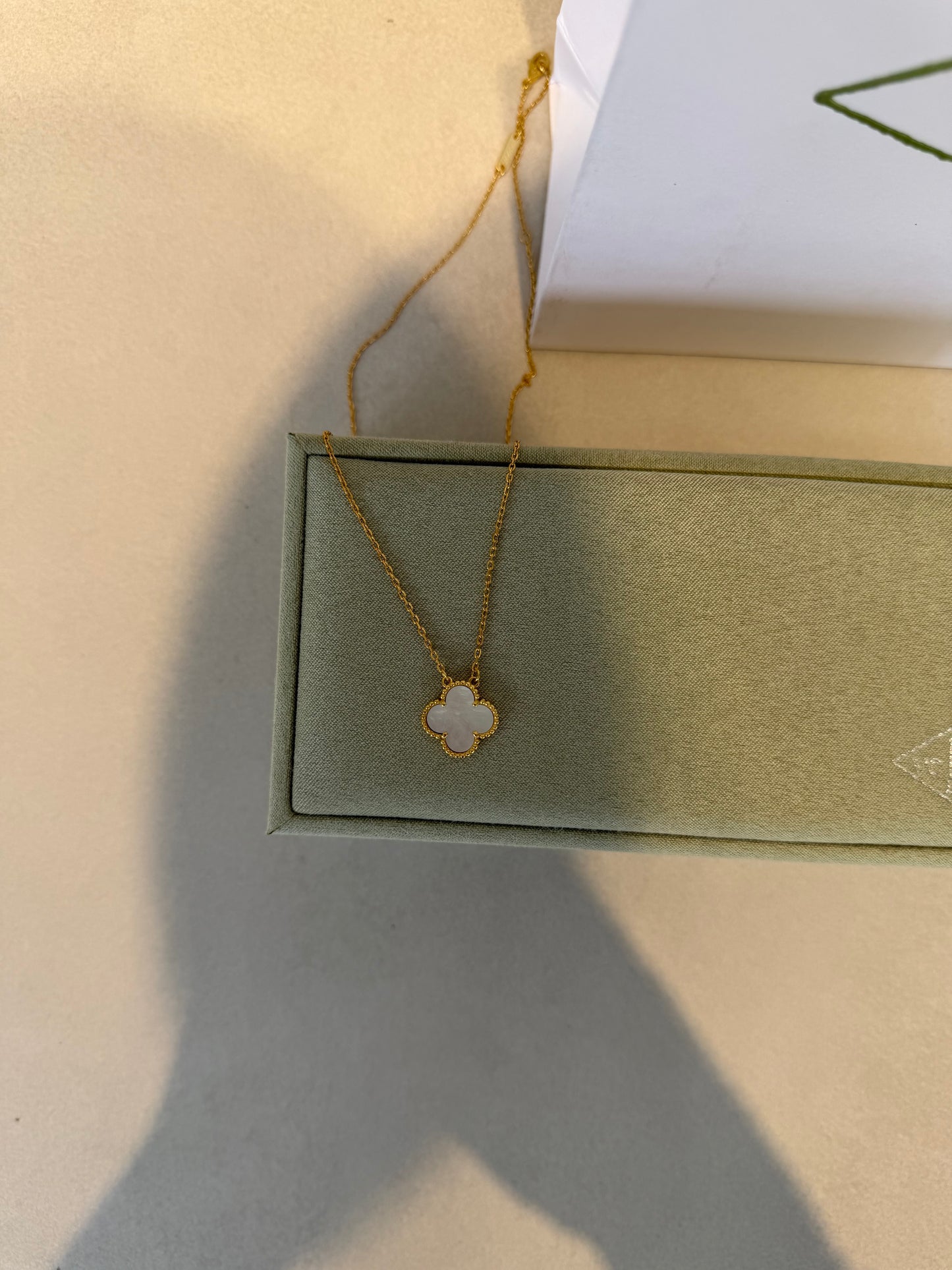 Collar VCA blanco-dorado