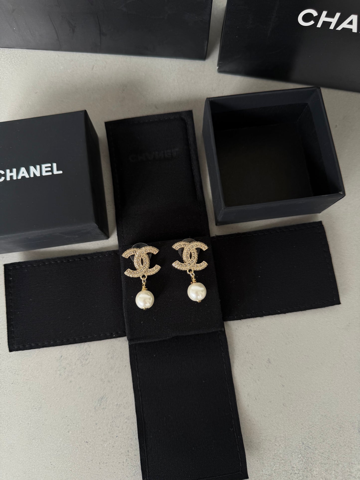 Aretes CC dorados con perla colgante