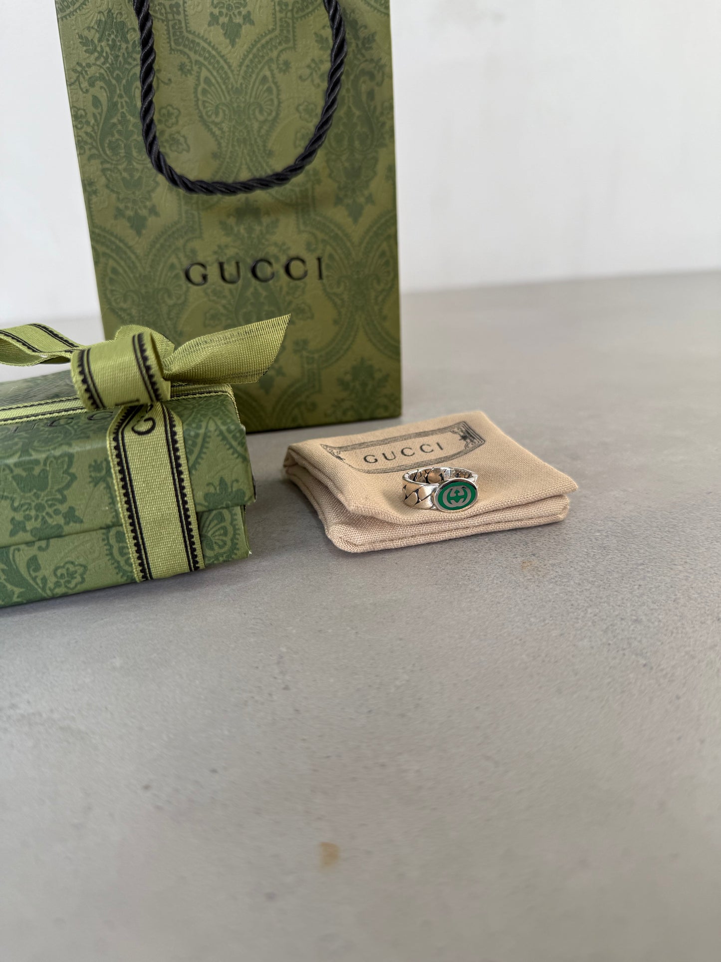 Anillo GG plateado y verde