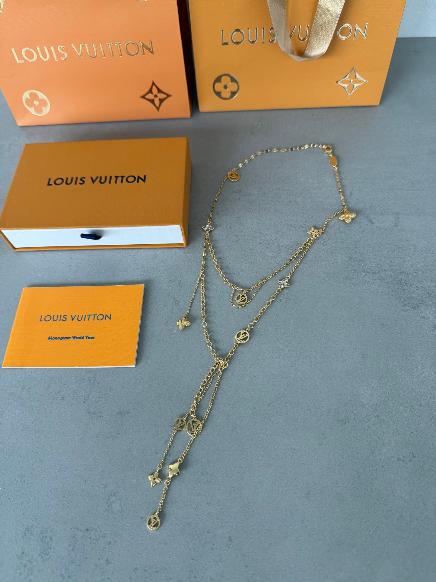 Collar LV logos dorados