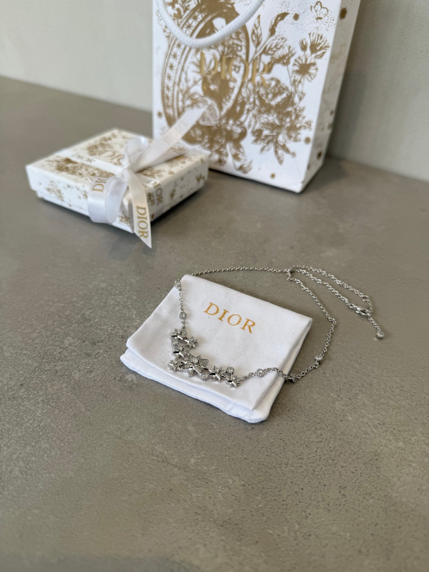 Collar CD estrellas plateado