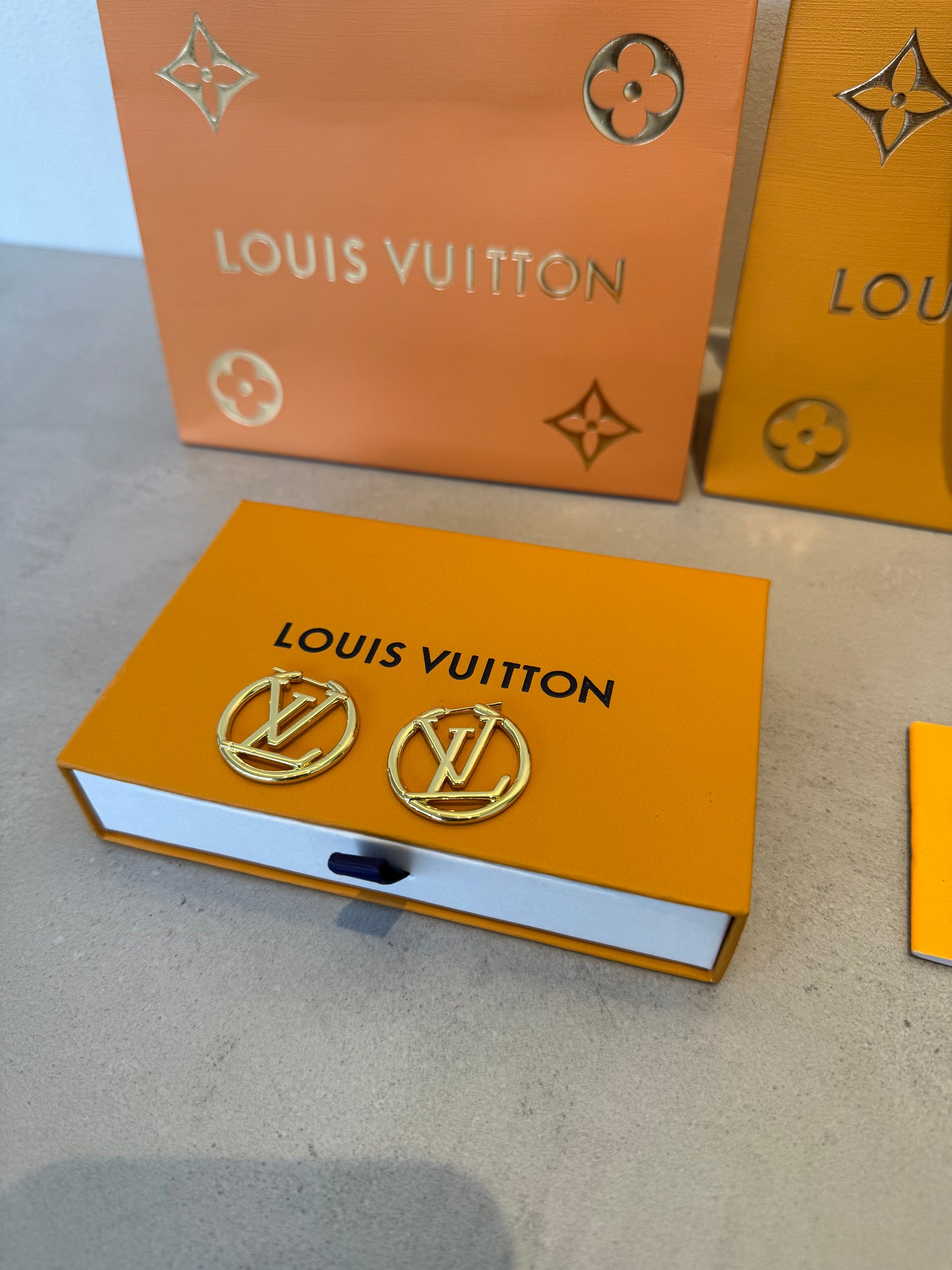 Arete LV dorado pequeño