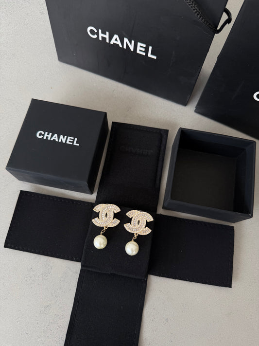 Aretes CC dorados con diamantes y perla colgante