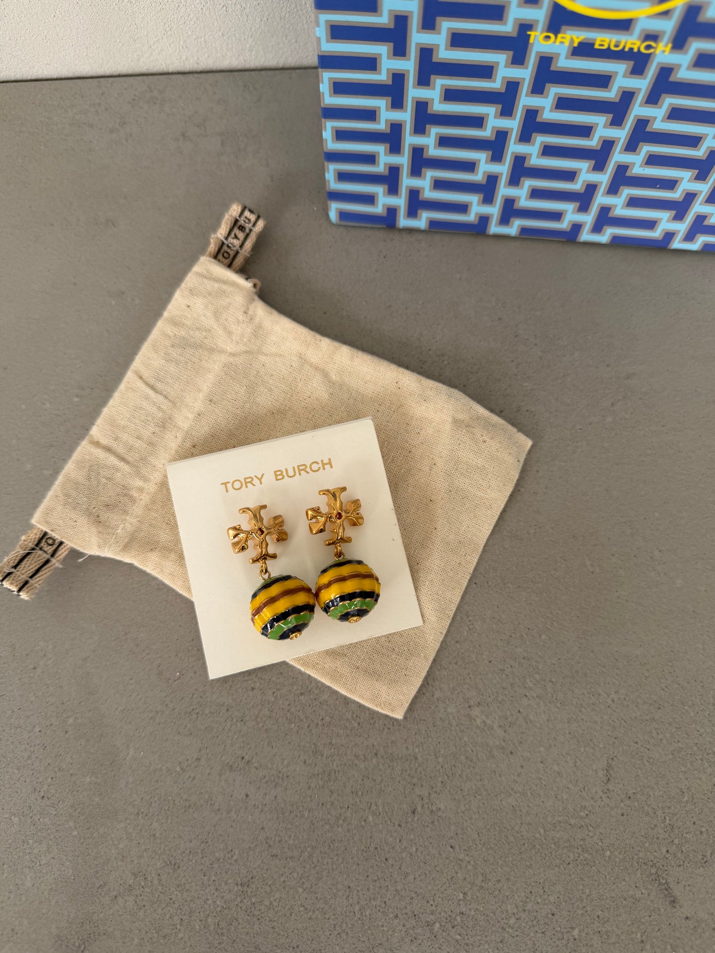 Aretes TB dorados con colgante esférico de colores