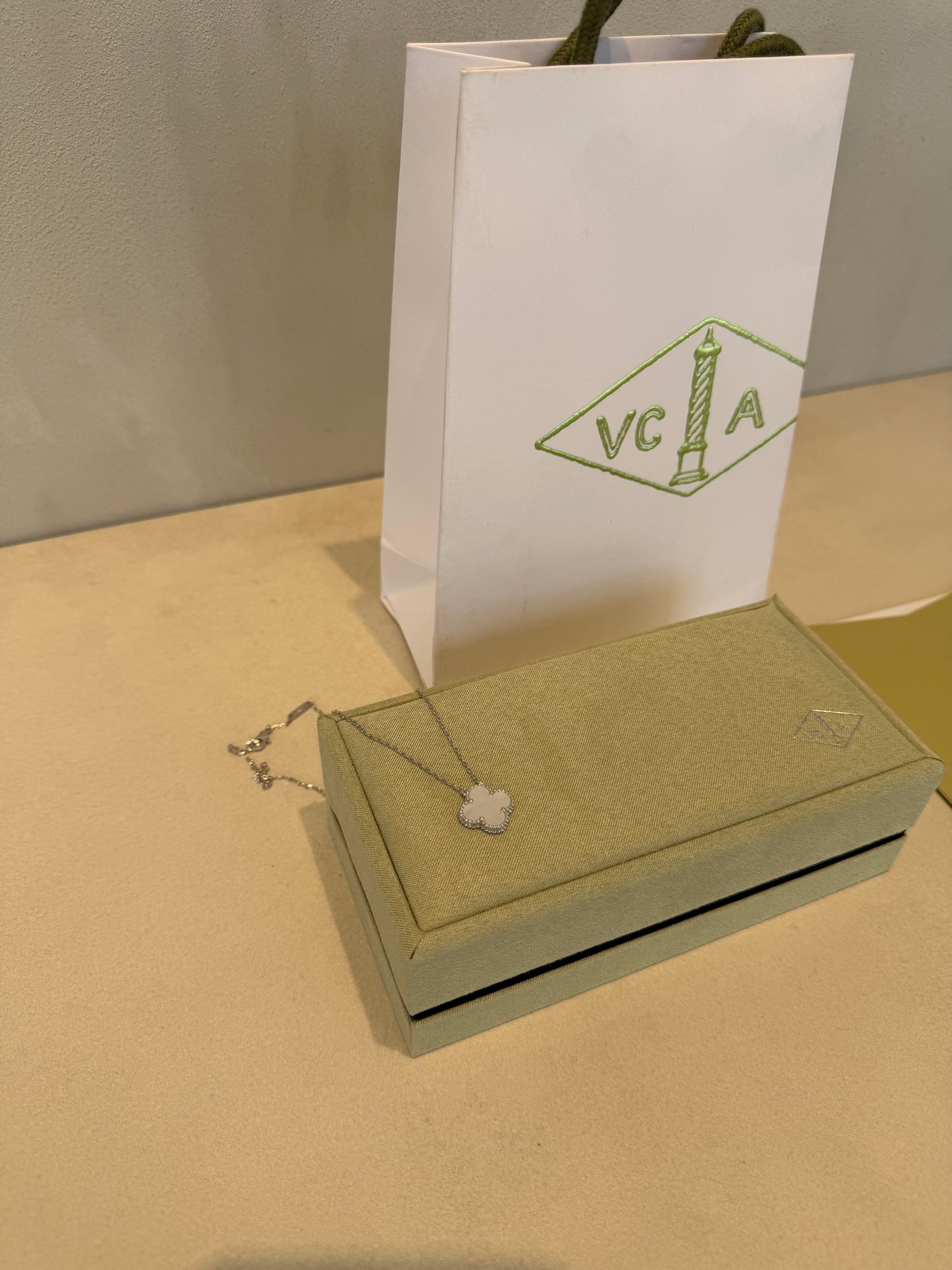 Collar VCA blanco-plateado