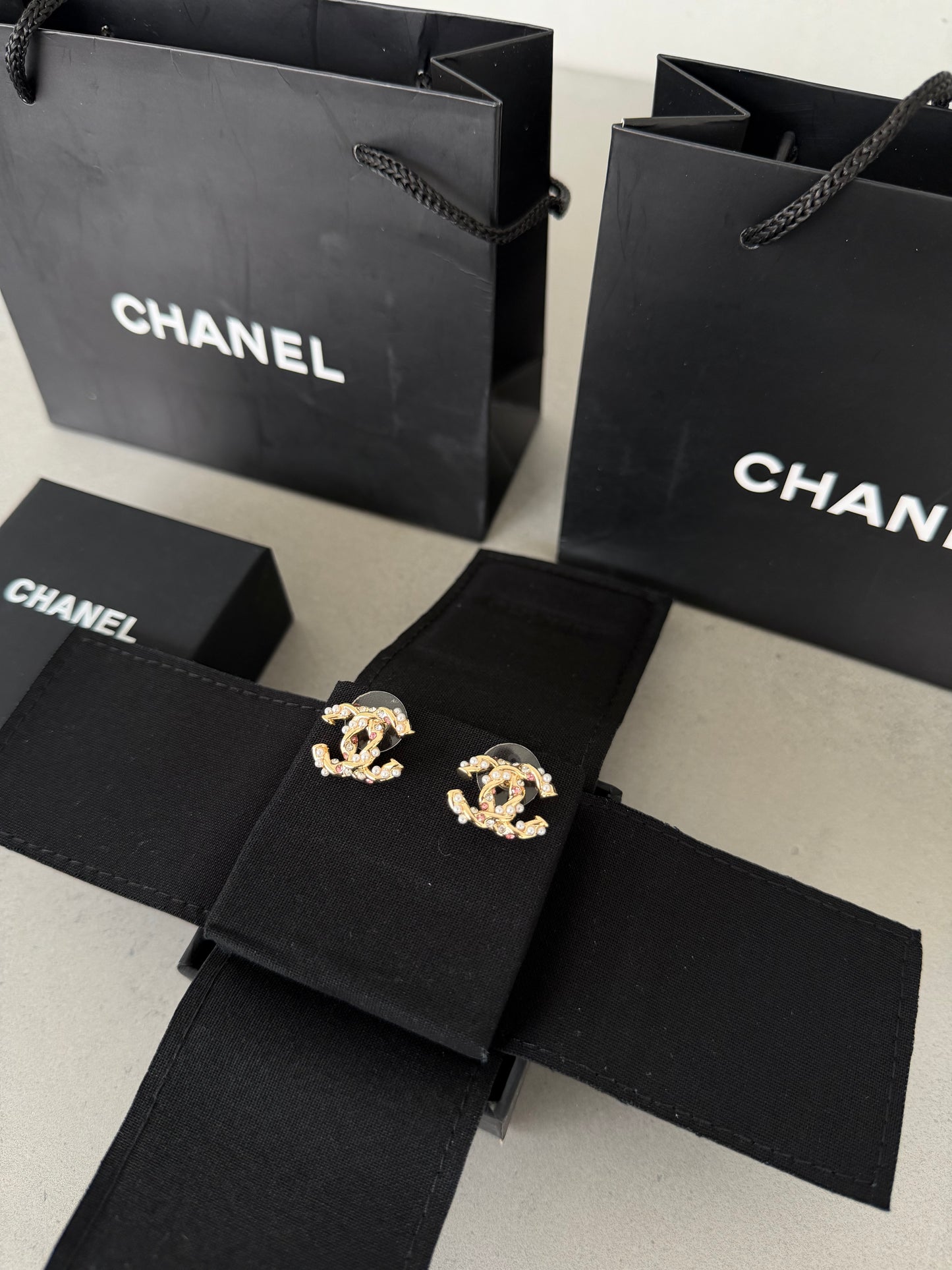 Aretes CC logo dorado