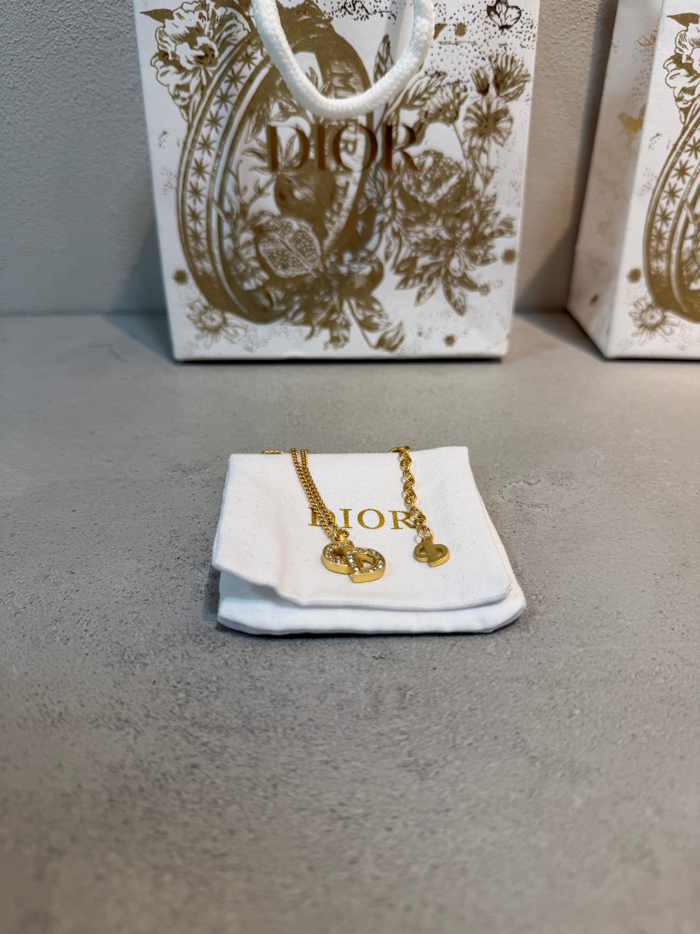 Collar CD logo diamantes