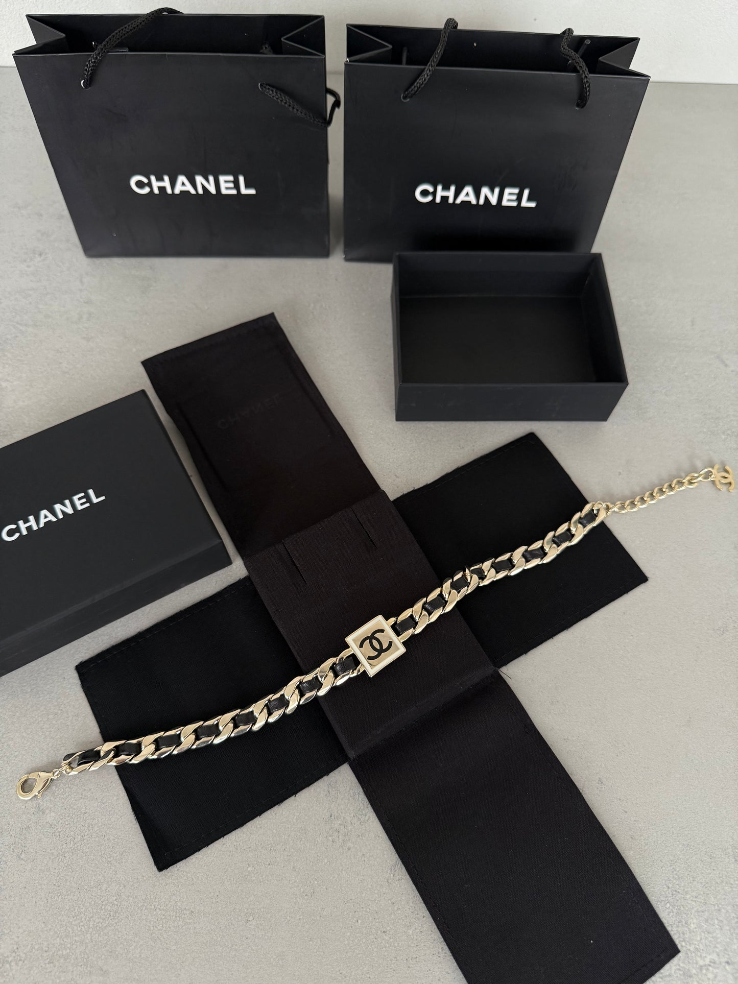 Collar CC dorado y negro