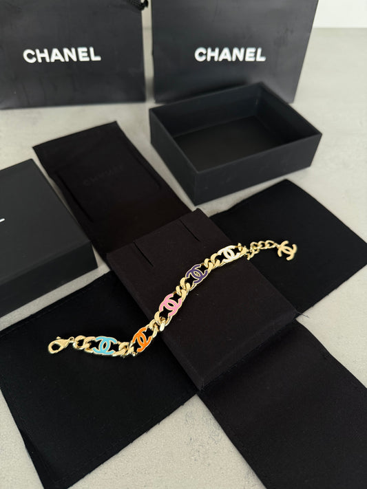 Pulsera CC dorada con logos multicolor