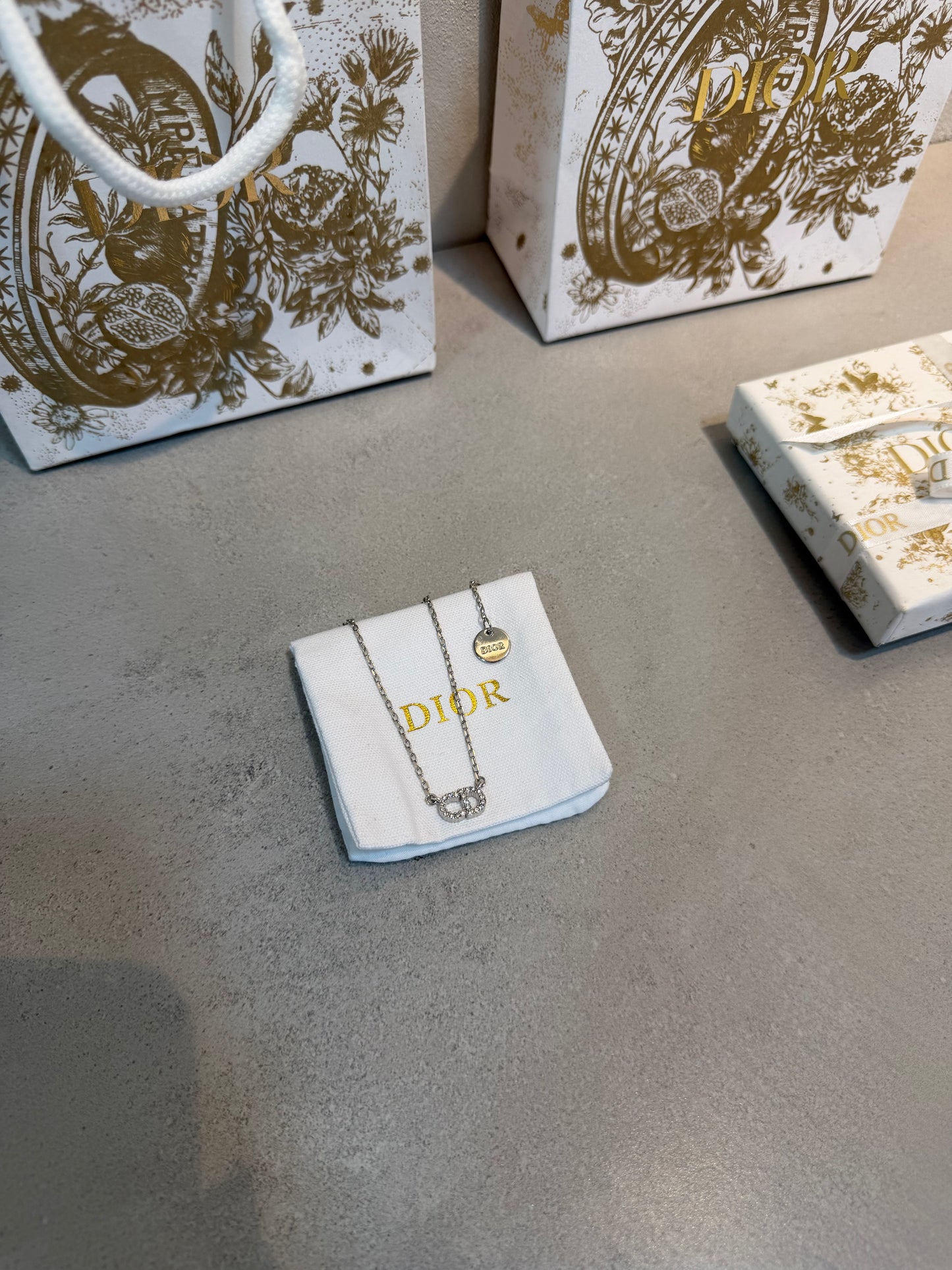 Collar CD logo plateado