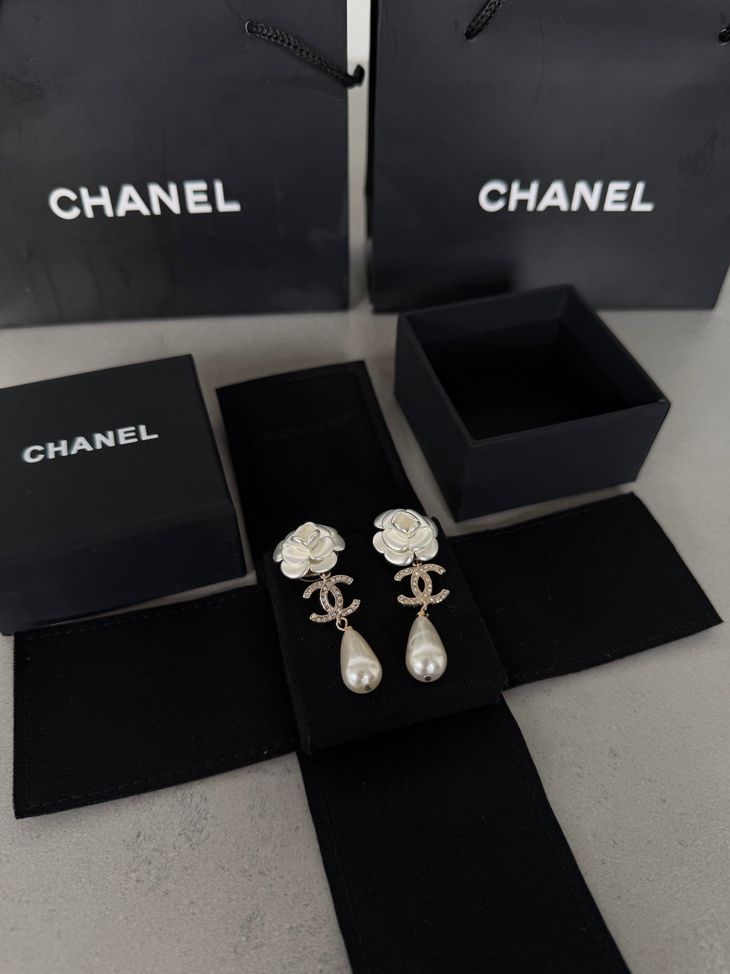 Aretes CC flor con lágrima de perla