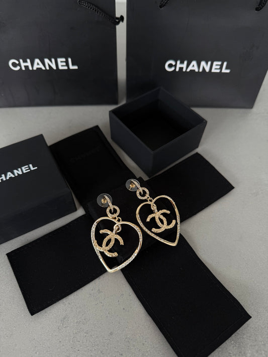 Aretes CC corazón y logo dorados