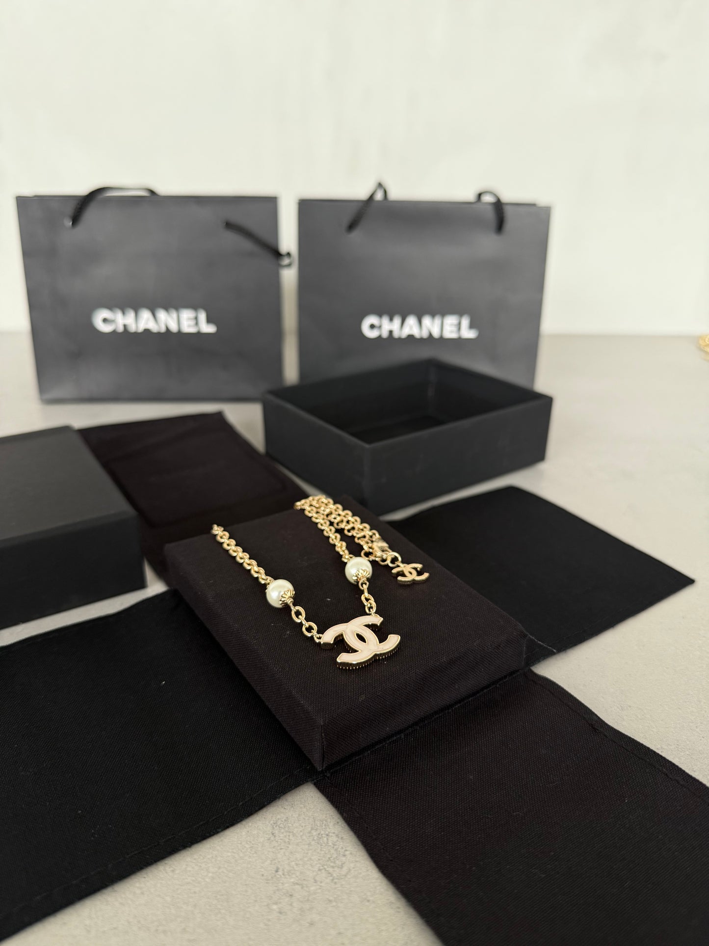 Collar CC perlas y logo