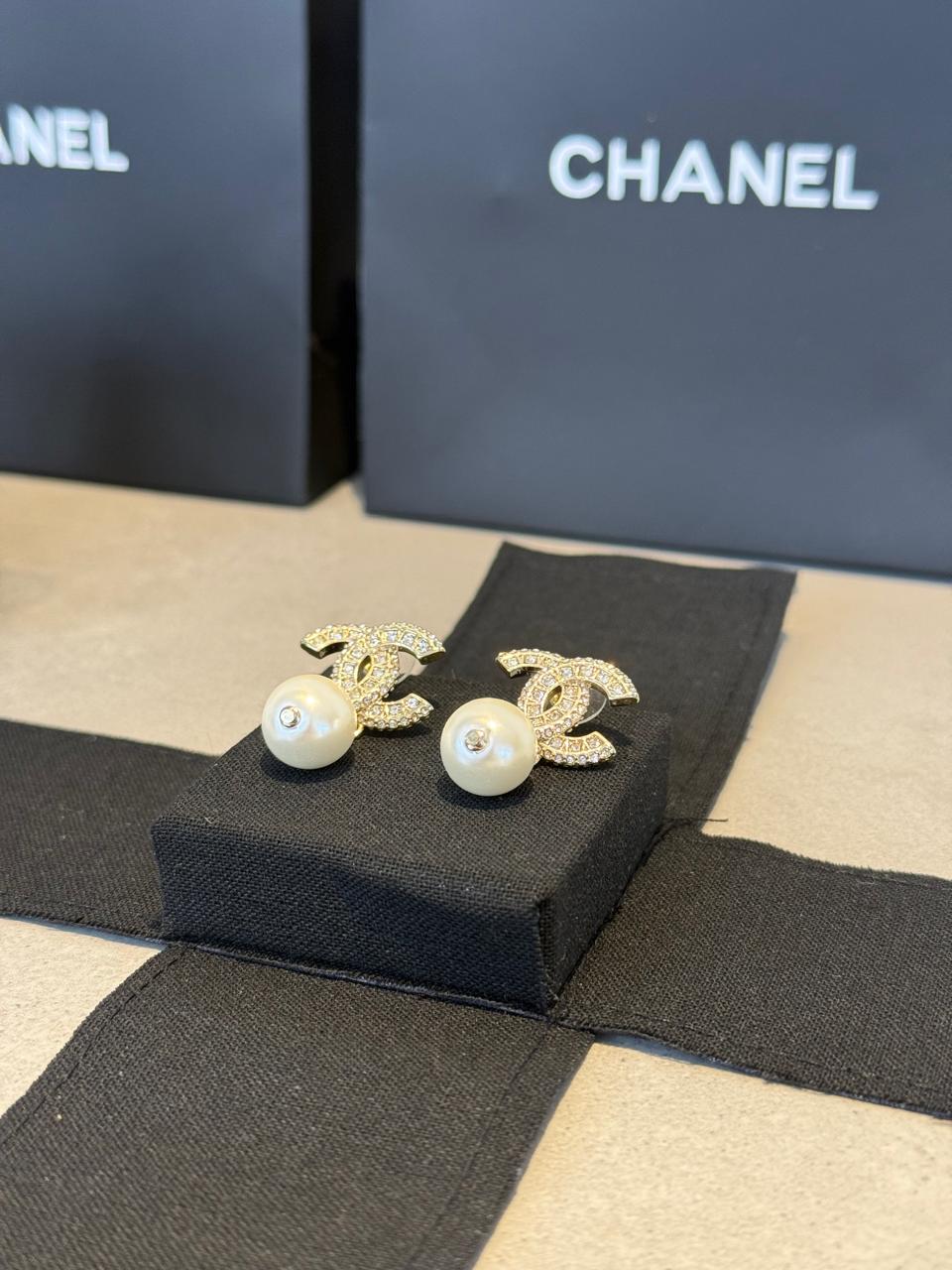 Aretes CC dorados con perla colgante -5087