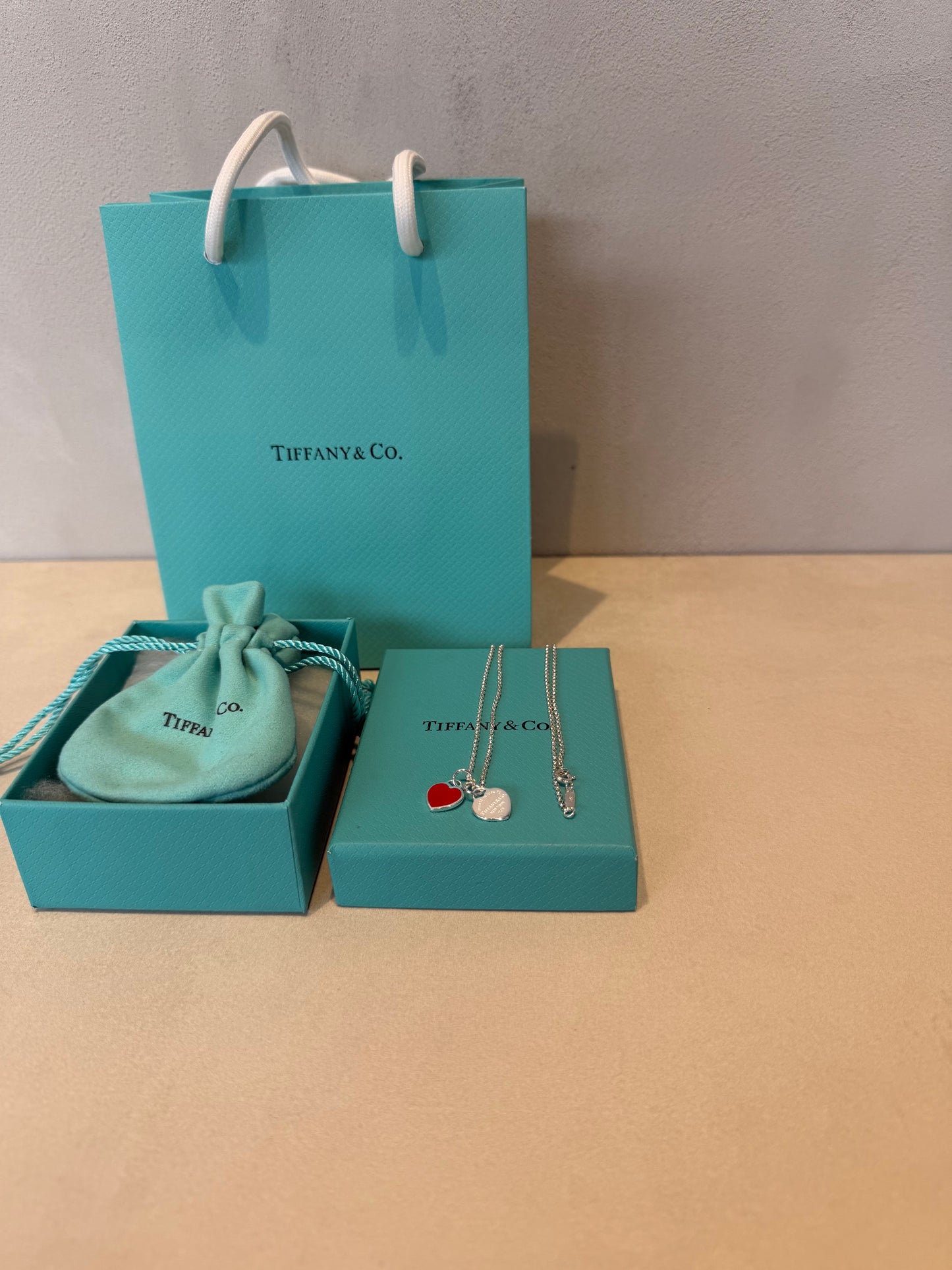 Collar TIF corazón rojo