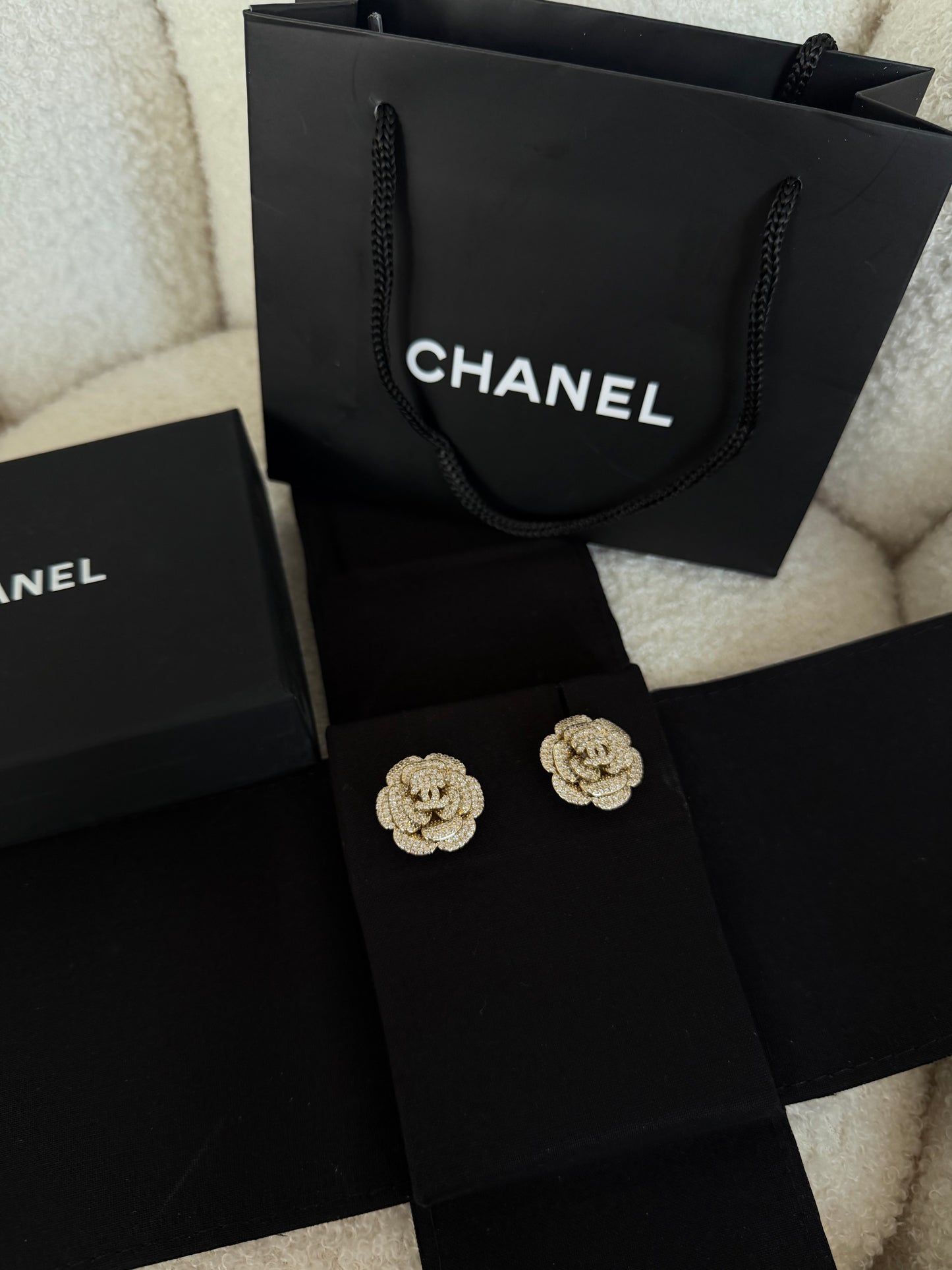 Aretes CC flor y logo - 5585