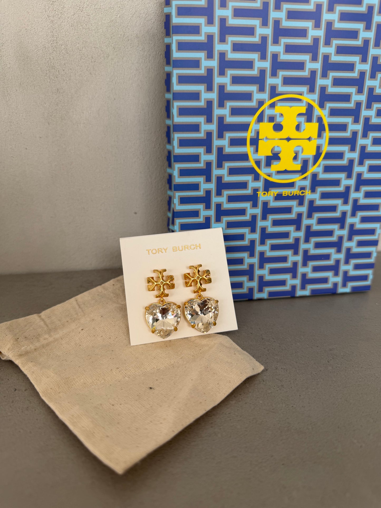 Aretes TB dorados con colgante de corazón tipo diamante