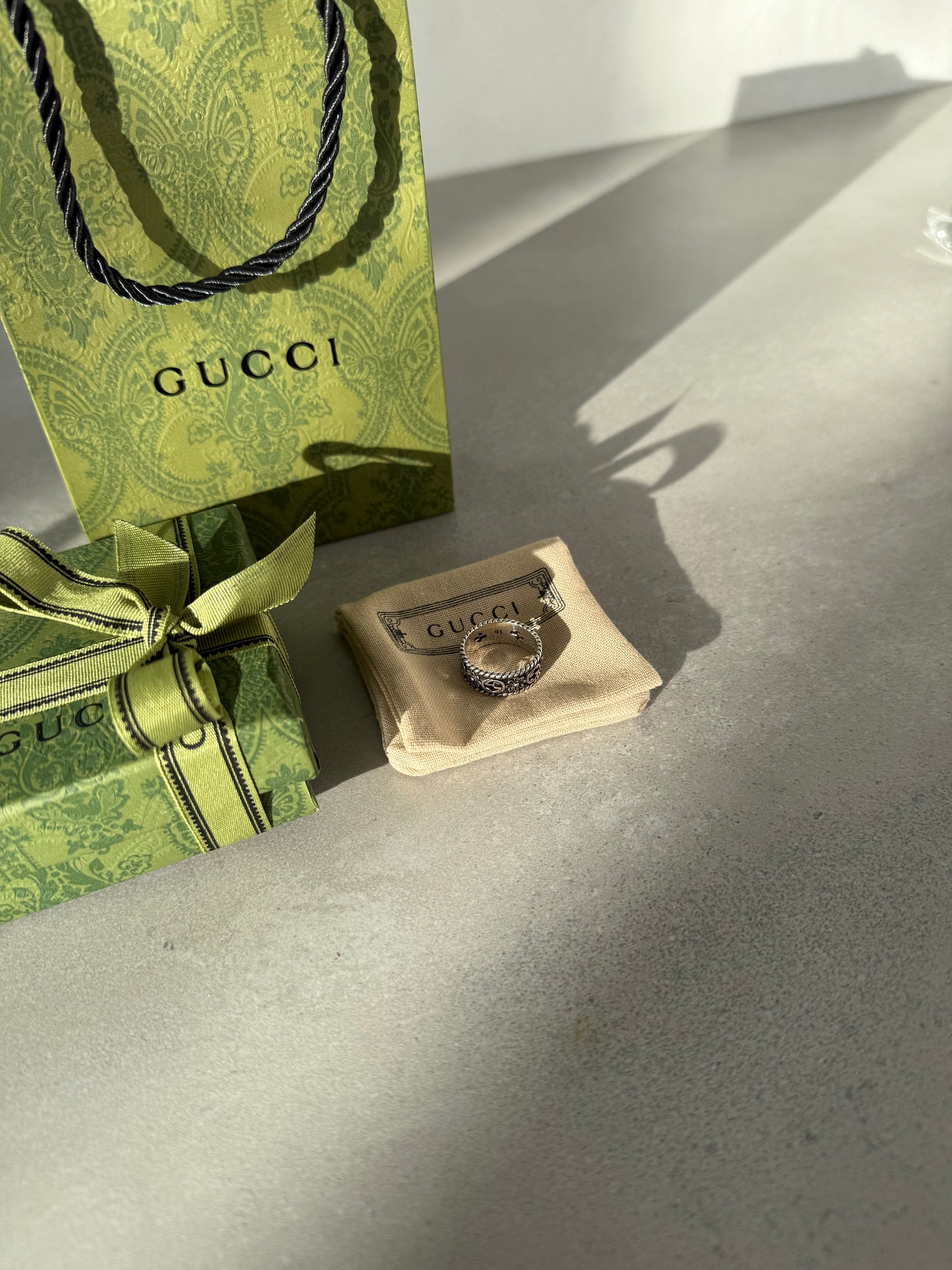 Anillo GG plateado y negro