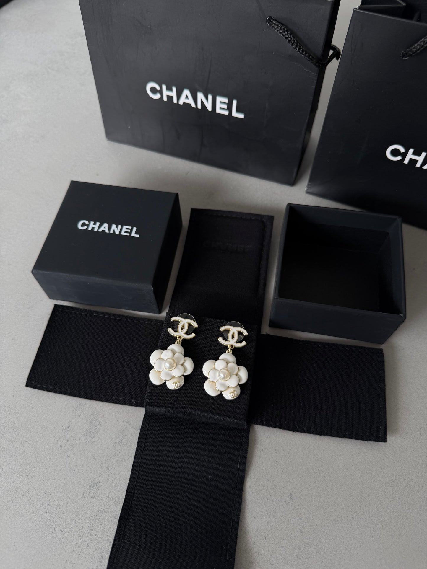 Aretes CC logo y flor en blanco