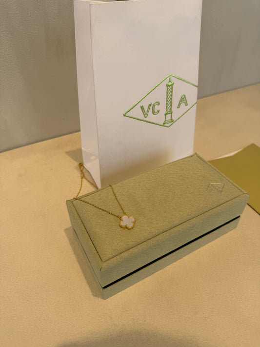 Collar VCA blanco-dorado