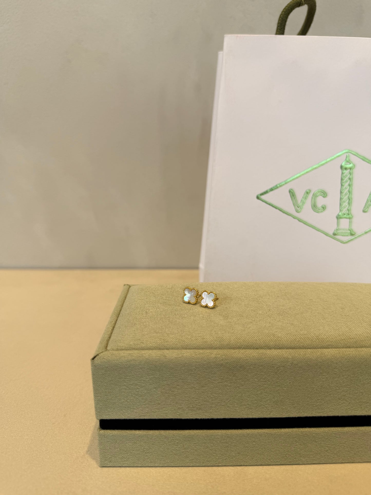 Aretes VCA blancos-dorado pequeños