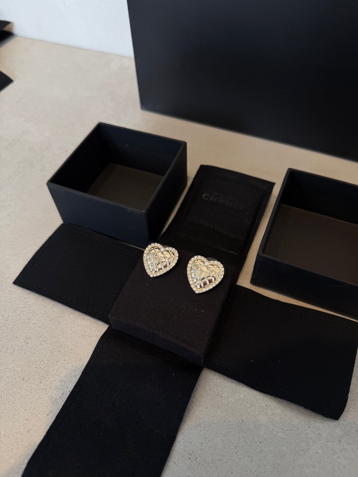 Aretes CC corazón dorado