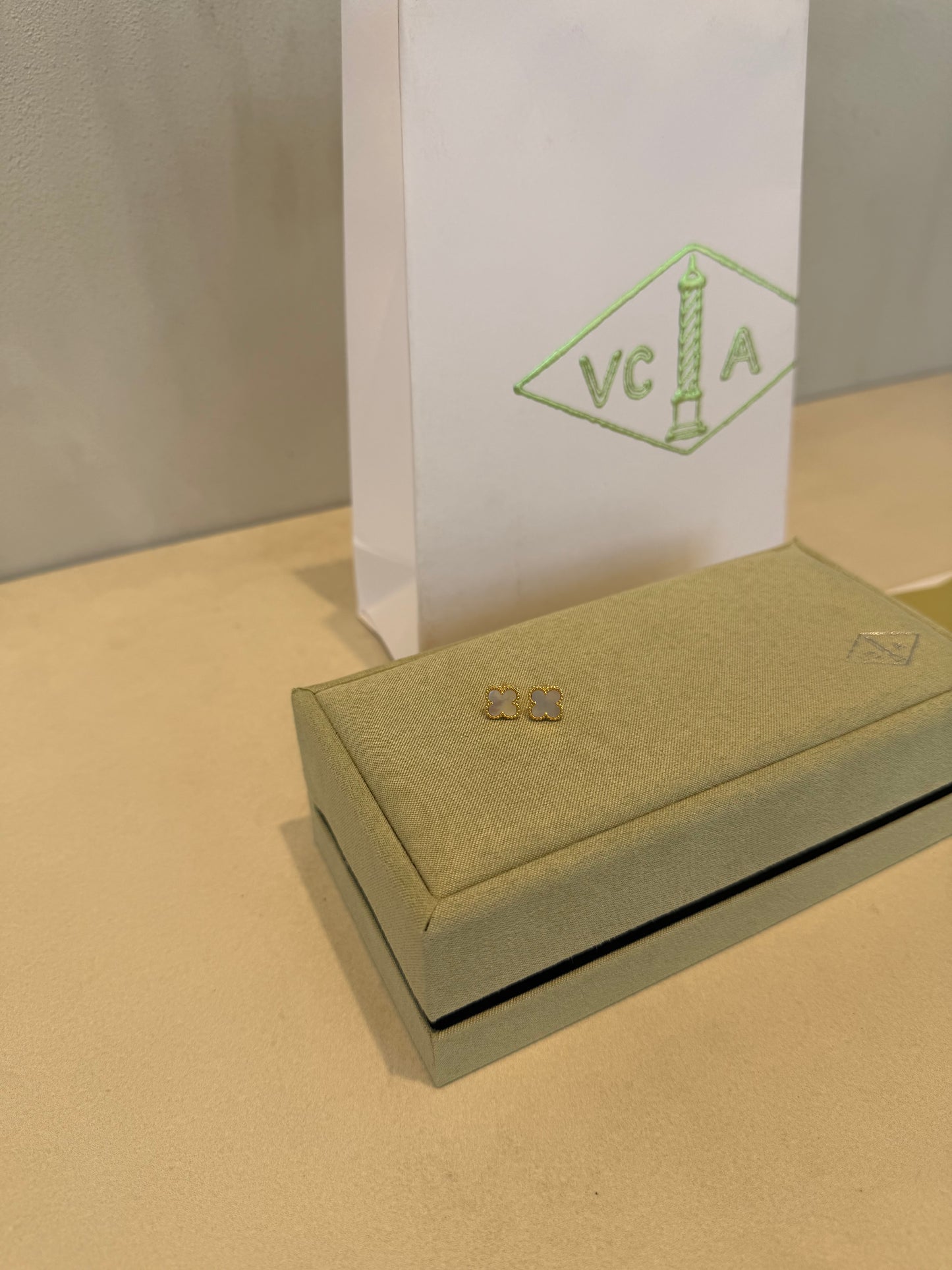 Aretes VCA blancos-dorado pequeños