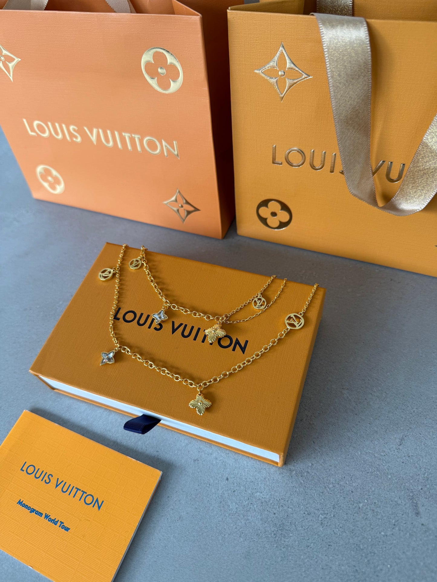 Collar LV dorado