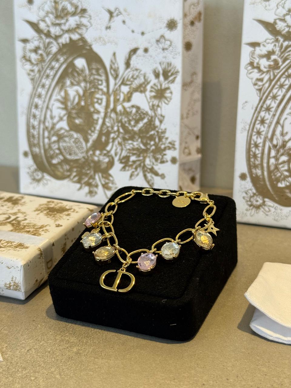 Pulsera CD dorada y perlas 5659