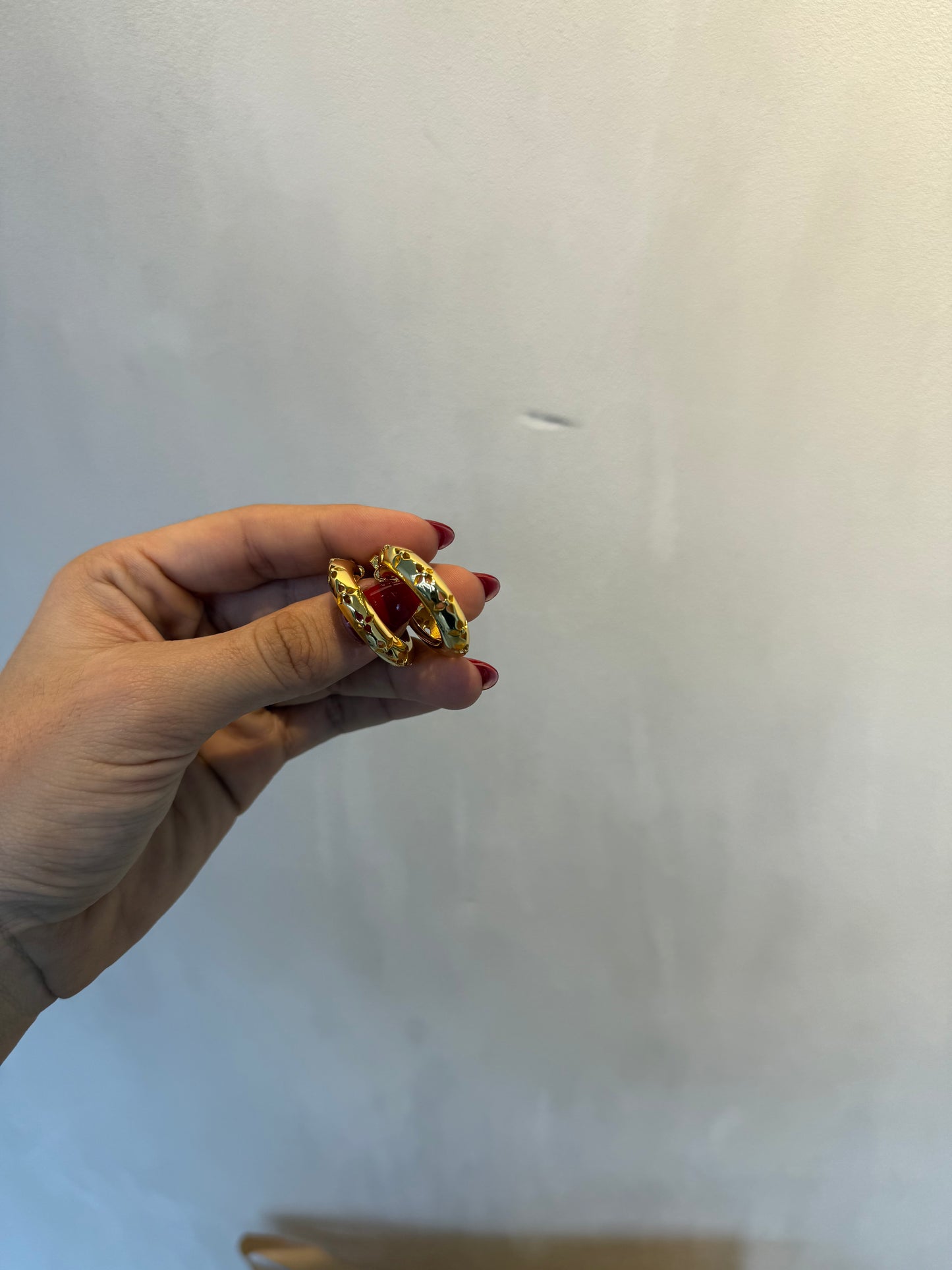 Arete LV redondo dorado