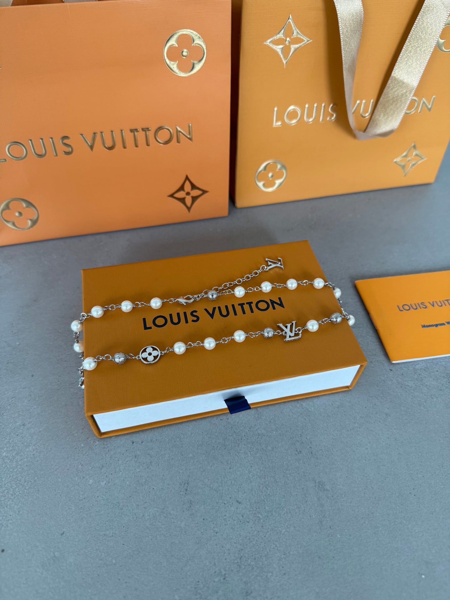 Collar LV perlas con plateado