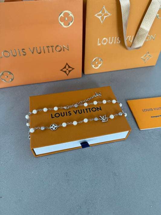 Collar LV perlas con plateado