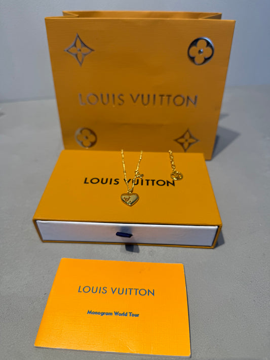 Collar LV corazón dorado- 5581