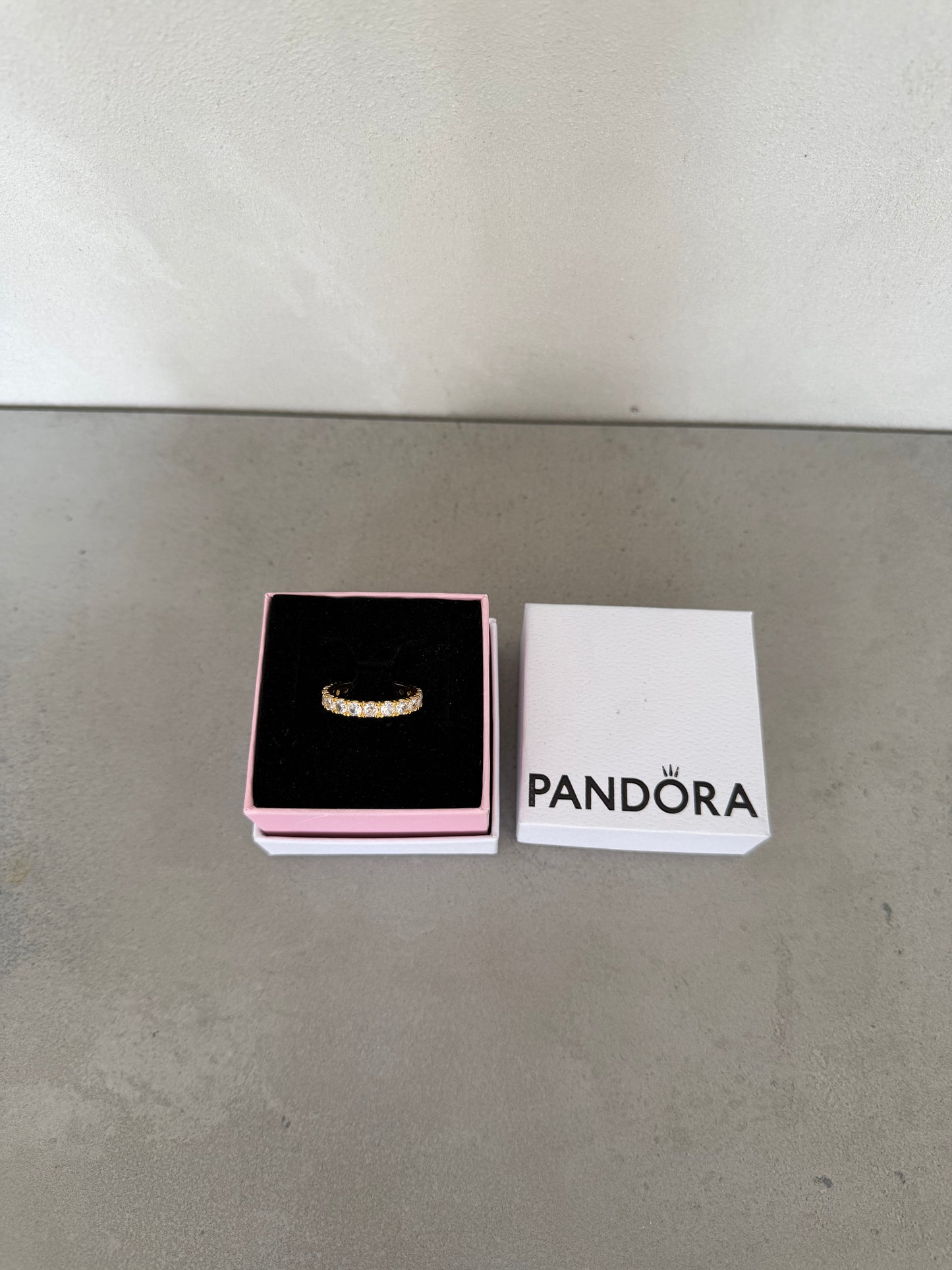 Anillo PAND dorado con zirconias grueso -5256