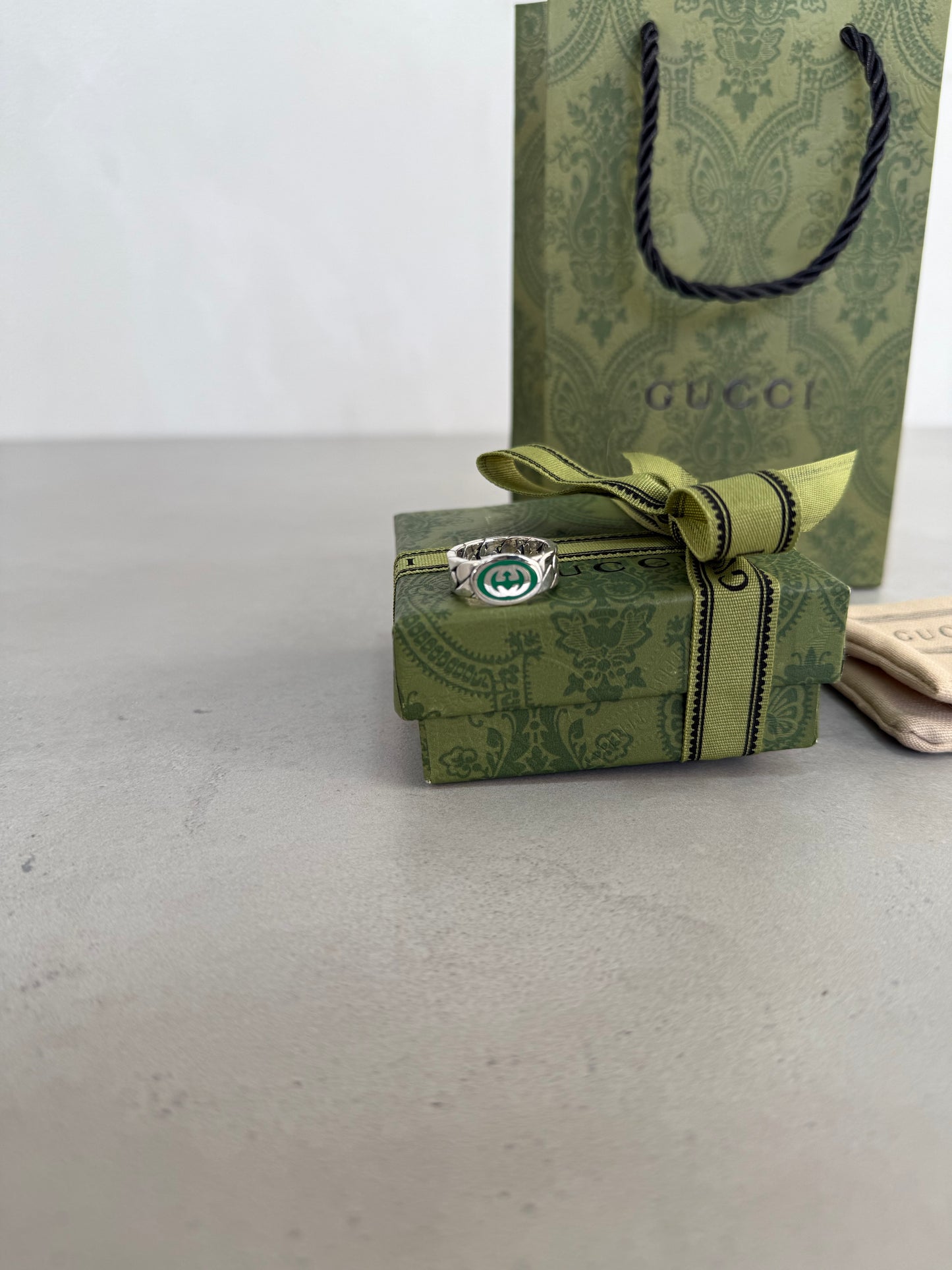 Anillo GG plateado y verde