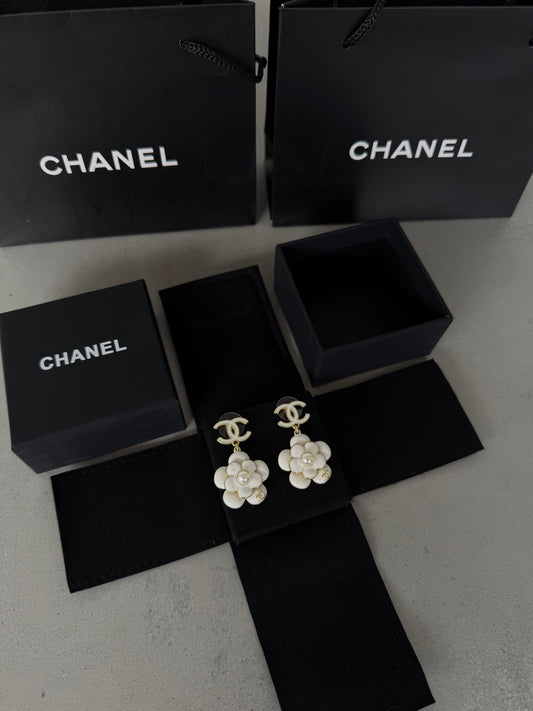 Aretes CC logo y flor en blanco