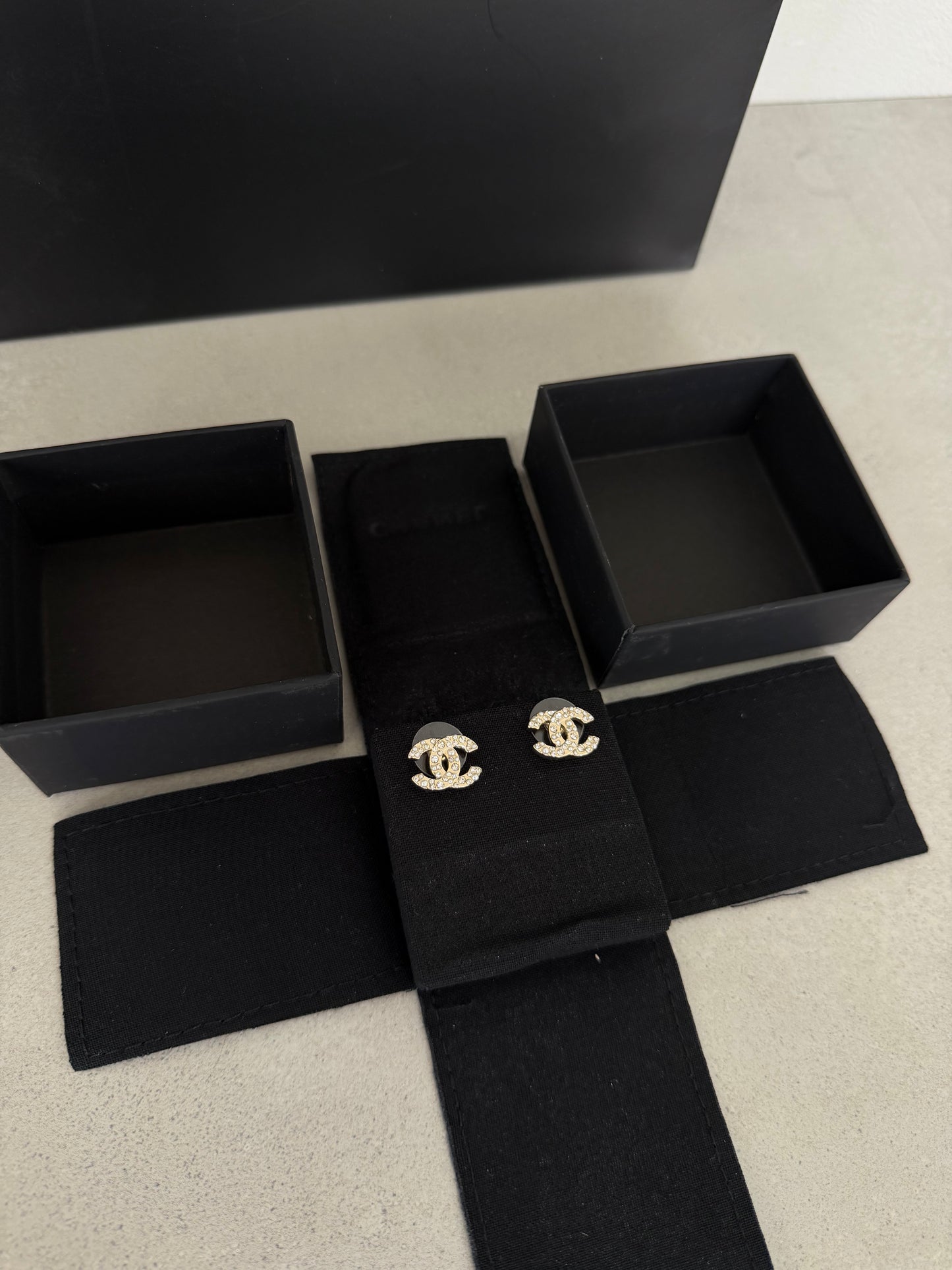 Aretes CC dorado con diamantes