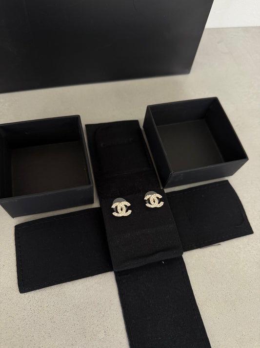 Aretes CC dorado con diamantes