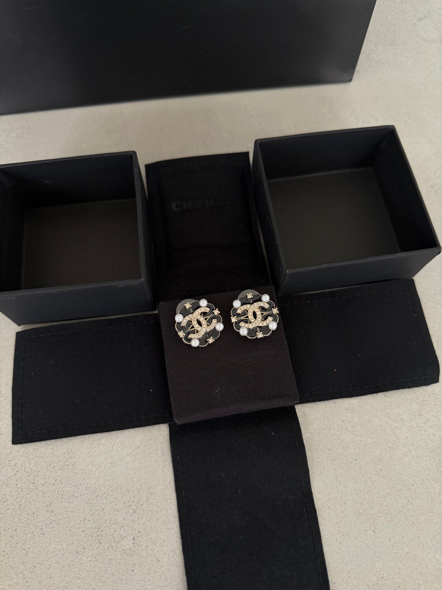 Aretes CC logo perlas y diamantes