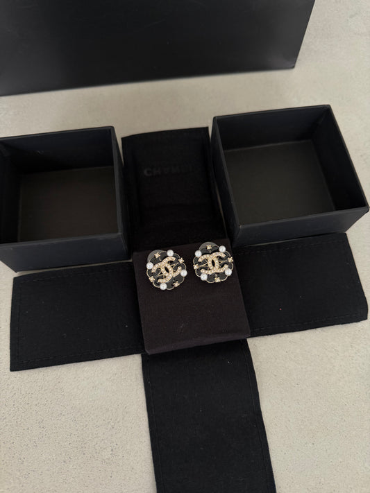 Aretes CC logo perlas y diamantes