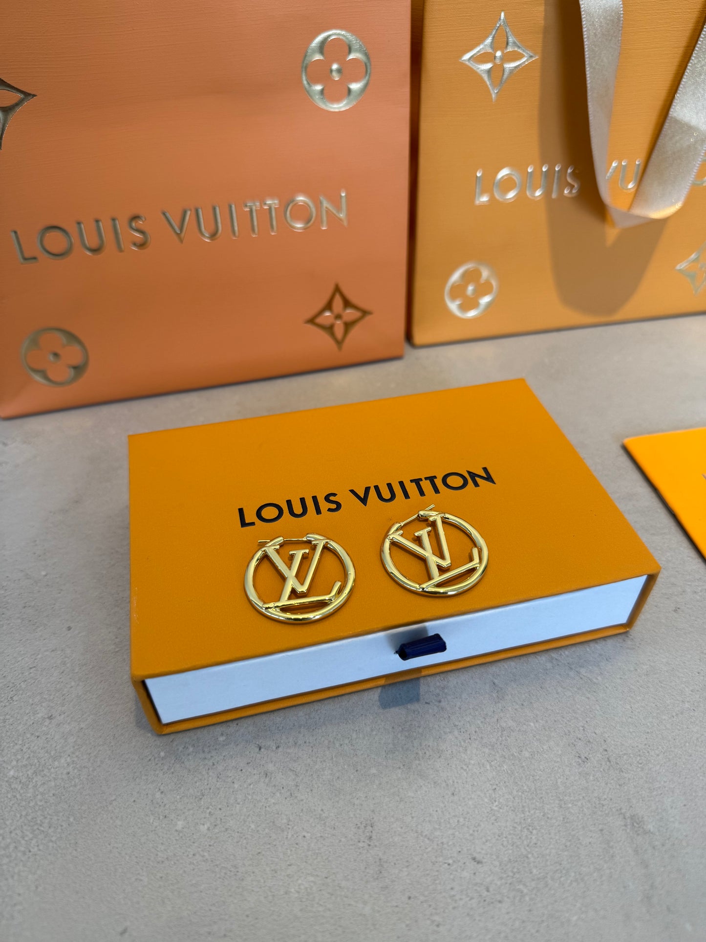 Arete LV dorado pequeño