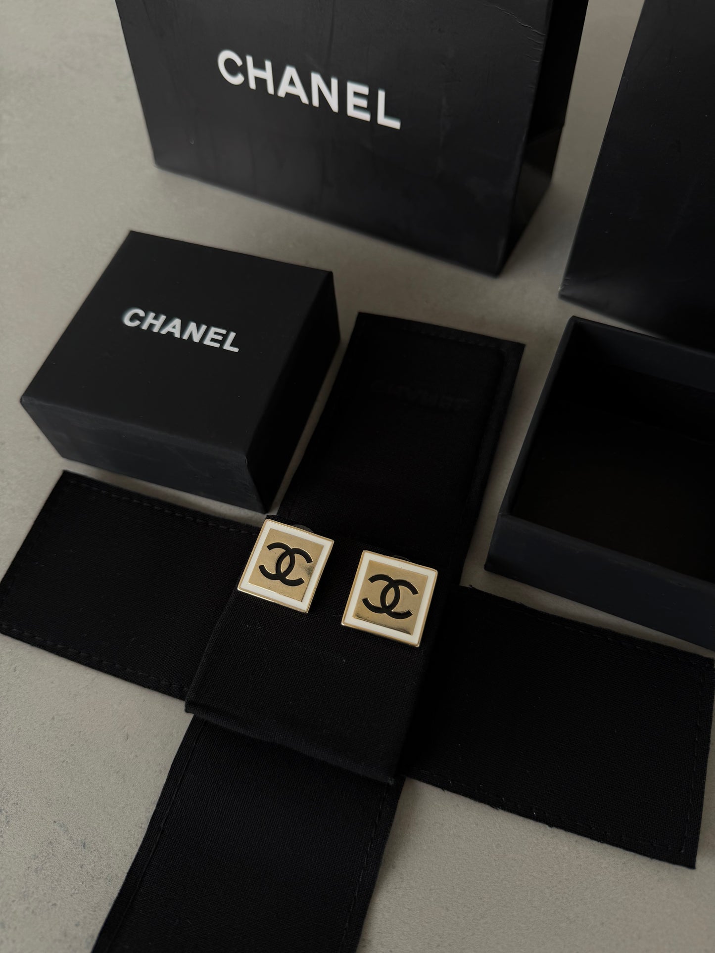 Aretes CC logo negro y dorado