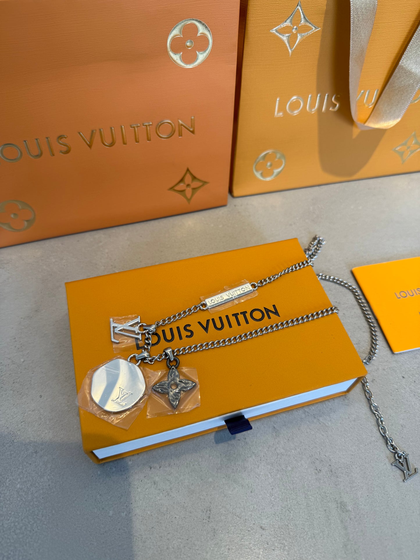 Collar LV logo plateado