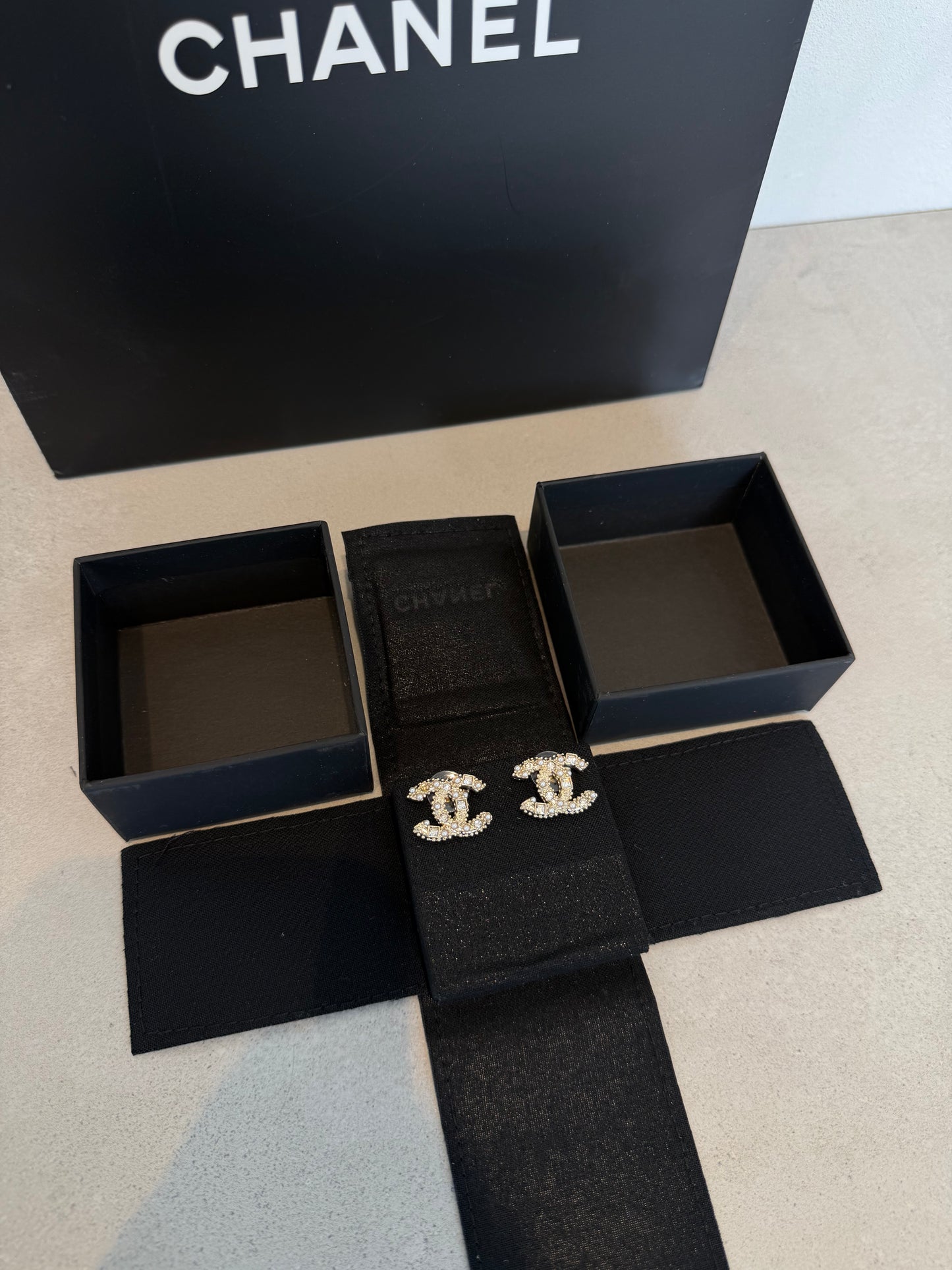 Aretes CC logo dorado